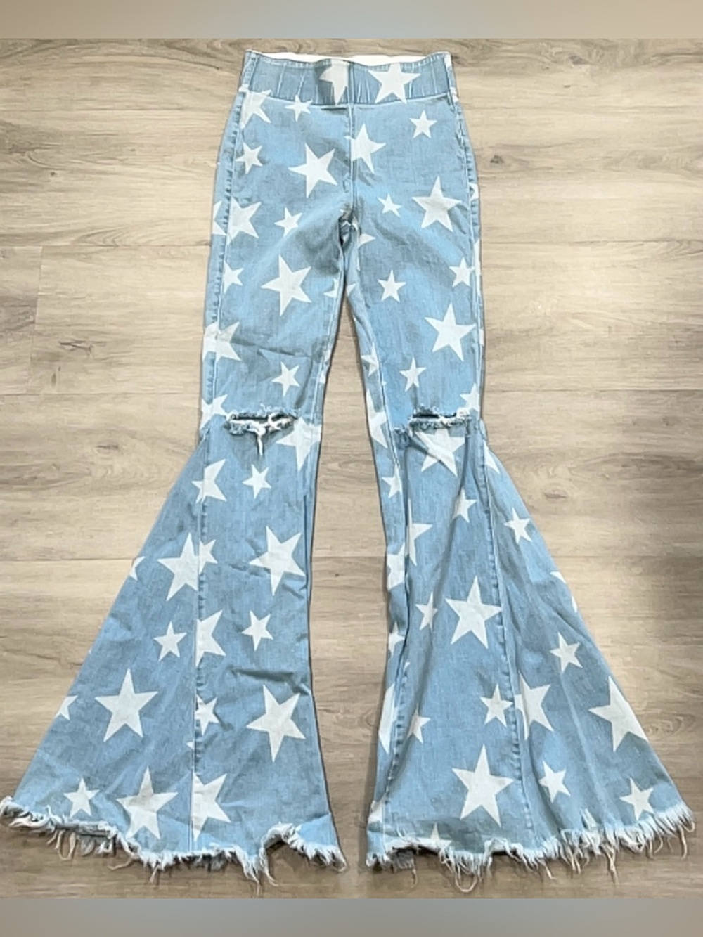 Mumu Blue Light Wash Star Print Distressed Raw Hem Flare Jeans Women’s Small